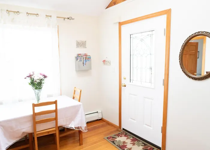 Beautiful Apartment-5 Beds-Full Kitchen-Parking-Super Clean!
