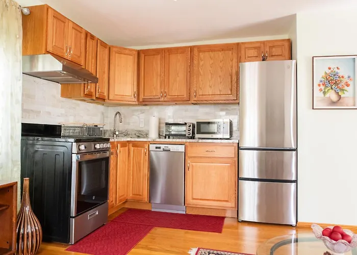 Beautiful Apartment-5 Beds-Full Kitchen-Parking-Super Clean!